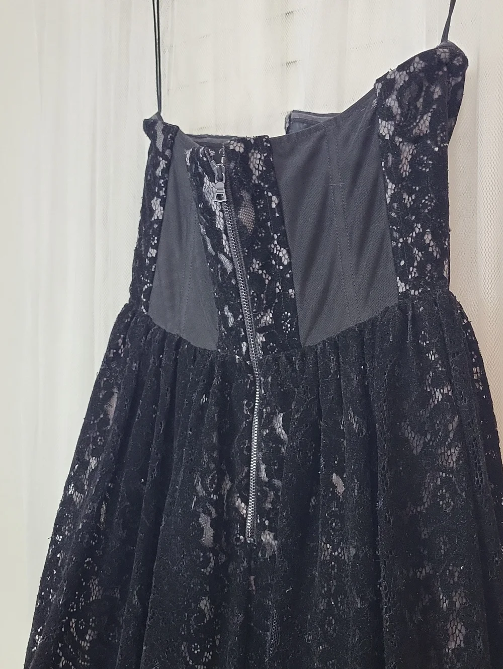 ALICE + OLIVIA Sleeveless Lace bustier Long Black evening gown. Size 0